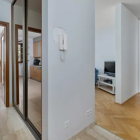 Kazimierza Wielkiego 2-bedroom With Parking By Renters Apartament